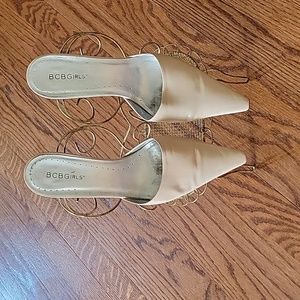 BCBG leather slides in Bone. Pointed toe, leather 8.5B